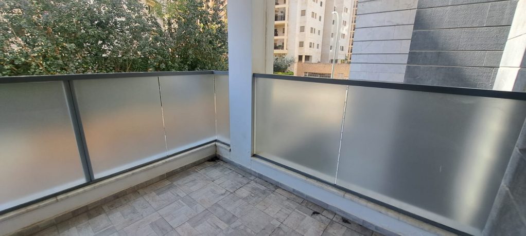 מדבקות למרפסת