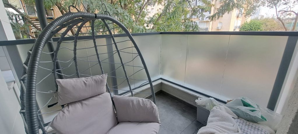 מדבקות למרפסת