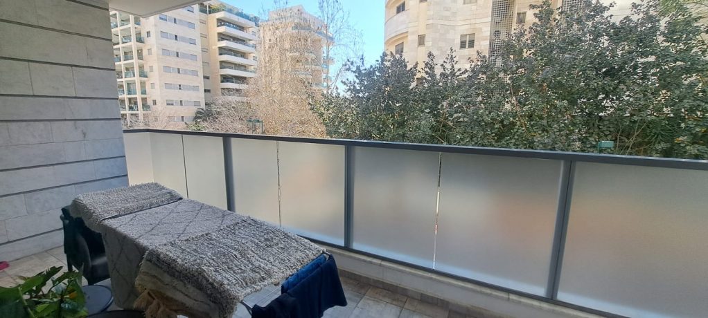 מדבקות למרפסת