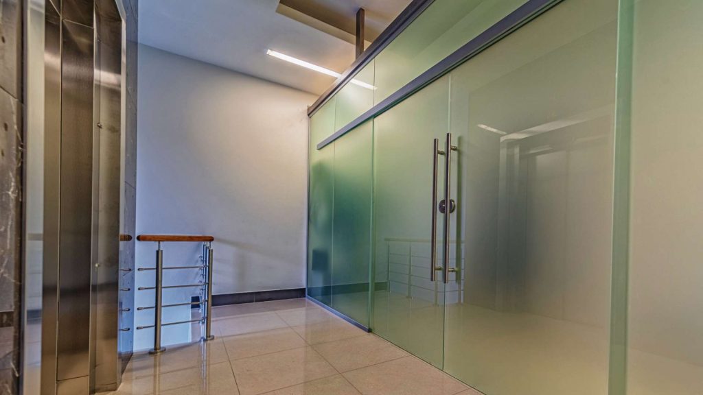 מדבקה חלבית