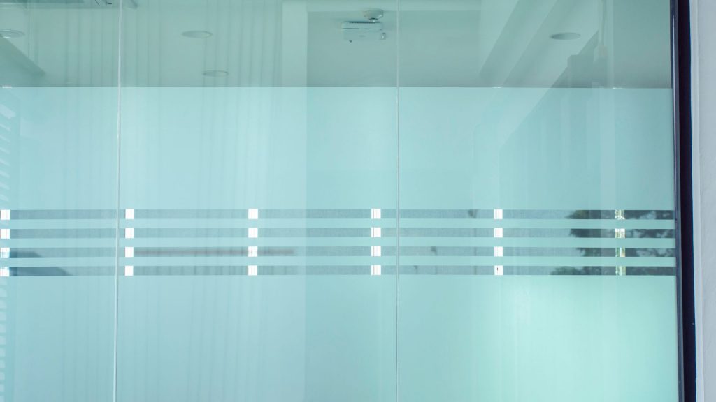 מדבקות לדלתות זכוכית