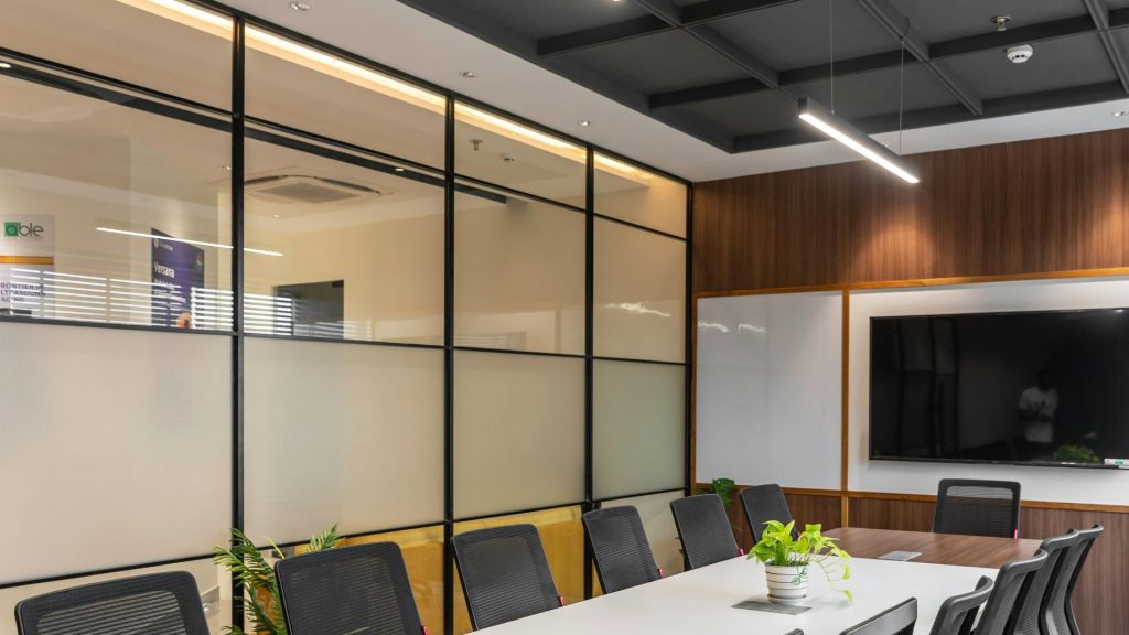 מדבקות לזכוכית למשרדים