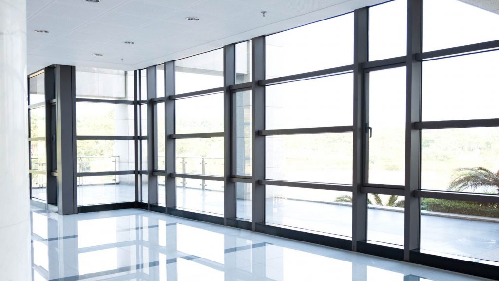 מדבקות לחלון זכוכית